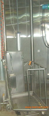 青岛华堂食品机械设备有限 专业屠宰设备升降台与附着式升降脚手架的应用与优势